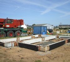 Les longrines posées sur les plots (30/08/2011).