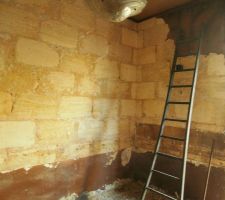 Dépose enduit. Dépose à 90% sur cette pièce.