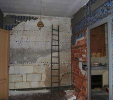 Déconstruction de la seconde pièce. Suppression du papier peint.