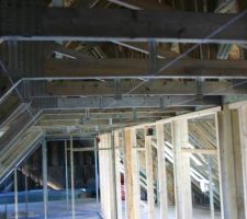 Pose des suspentes dans le couloir de l'étage (mezzanine)