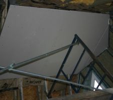 Suite du placo plafond de la mézzanine.