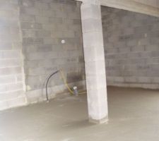 Lea dalle du garage est faite, la maison est hors d'eau