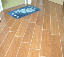 Salle bain carrelage effet bois