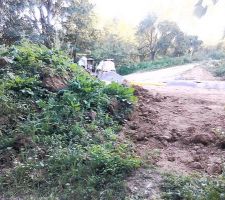 Terre végétale mise de coté pour le potager.
Bon, c'est pas demain que je vais semer !!