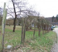 Le terrain vu de la rue