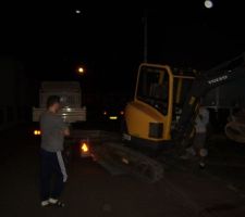 21h, fait nuit, et in nous dépose la pelleteuse...normal!