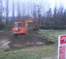 Le chef de chantier aurait du arreter le terrassement a ce moment l&agrave; et lancer l'etude de sol. 

Au lieu de creuser creuser creuse, aujourd hui notre terrain ne ressemble plus a rien, juste a un gros tas dargile derrier la maison.

Quand on y repense le travail aurait ete super propore si le radier avait ete plac&eacute; &agrave; ce moment l&agrave; , sans creuser davantage !