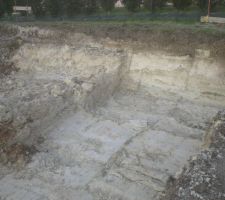Terrassement 2 m de profondeur et tjrs de largile.   eau qui remonte