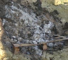 Petit feu de palette sur l' argile

l'argile qui servira je precise a etre remise autour de la maison