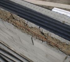 El&eacute;vation du vide sanitaire .. 
Une seule barre de ferraillage, au lieu de deux, apres en avoir avertie le constructeur, les macons ont rectifi&eacute;s le tire. Bon, j'ai pas verifier ce qui avait deja ete recouvert de beton. La veille.Bon c'est pas tres grave puisqu il s agit de la rang&eacute;e supplmentaire qu on leur a demand&eacute; &agrave; la place du coffrage. Pour qu on puisse se mettre debout a l aise ds le vide sanitaire.