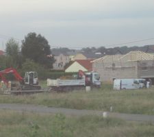 Vue sur le chantier depuis notre chez nous actuel :) Tout le monde est là, l'implantation et le terrassement peuvent commencer!