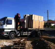 L'arrivée du camion tant attendu ! Il faudra 3 camions comme celui ci pour finir les cloisons du RDC.