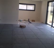 Pose du carrelage en cours, carreaux rectifi&eacute;s 60/60 HOME DESIGN de chez CERCOM