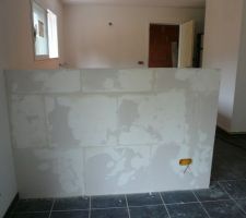 Bar en béton cellulaire recouvert de platre très liquide
