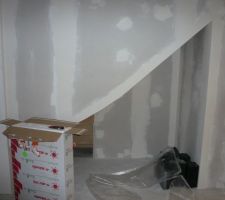 Placard du bureau sous l'escalier