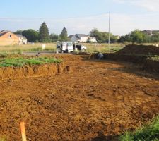Les maçons tracent les fondations pour les terrassiers...