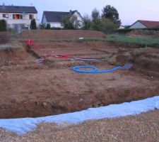 Le tout fini ce soir, avec empierrage et préparation des réseaux électrique et d'eau. Tout est prêt pour couler le béton lundi :)
