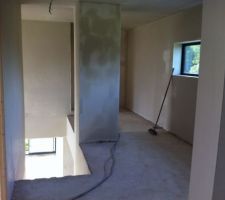 Le couloir avec les 2 poteaux (dont 1 qui cache le conduit du po&ecirc;le)