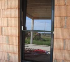 Porte fenêtre cuisine avec la moustiquaire posée