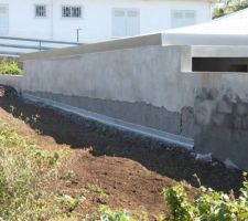 Refection du mur brossage que la couche de goudron pour mise en place enduit