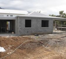 La partie non enduite doit acceuillir du bardage