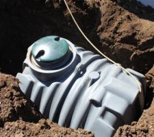 Installation de la fosse, le drain viendra un peu plus tard, on attend l'installation de la piscine avant
