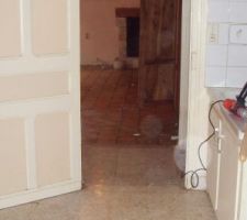 Vue du bout de la cuisine jusqu'au bout de la salle à manger, avant travaux.