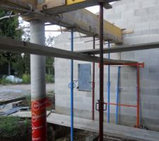 Le patio vu de l'entr&eacute;e de la maison