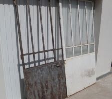 Porte patio acheté à un particulier en cours de décapage peinture et suppression verre.