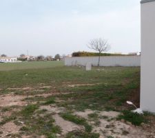 Vue de l'entr&eacute;e principale sur le terrain