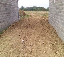 Le remblais et nivelage du terrain termin&eacute;s!