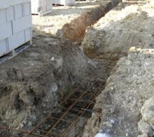 Le deuxi&egrave;me jour : tranch&eacute;e finie, ferrailles pos&eacute;es et ligatur&eacute;es. Demain on coule. Ca attaque tr&egrave;s vite, normal car il ne faut pas laisser les tranch&eacute;es s'effriter.