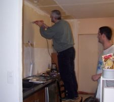 Montage/fixation des meubles hauts de la cuisine