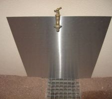 Plaque de protection inox sous le robinet exterieur