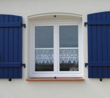 Volets bleu outre-mer. Sur cette photo, ils apparaissent moins fonc&eacute;s qu'en r&eacute;alit&eacute;.