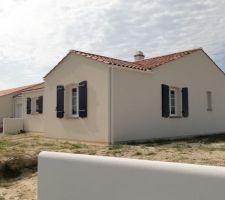 Volets peints en bleu outre-mer