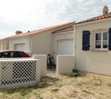 Volets peints en bleu outre-mer