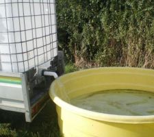Installation de l'eau sur le terrain en attendant d'avoir l'eau courante...