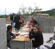 Petit repas en famille sur la dalle