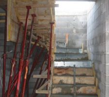 Escalier coulé , plus pratique pour commencer les agglos de l?étage, desous se retrouve la salle de bain du RDC