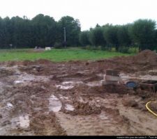 La seconde galère : le matin suivant l'orage qui a noyé le terrain : nous avons du arrêté les travaux.