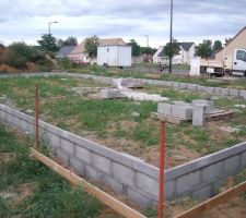 ça part bien : travail super propre de la part des maçons et terrain nettoyé le lendemain. Comme le disait le philosophe J.Y Lafesse : "pourvu que ça dure!"