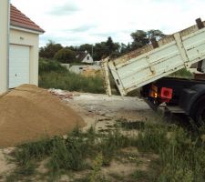 Arriv&eacute;e du sable pour le carreleur