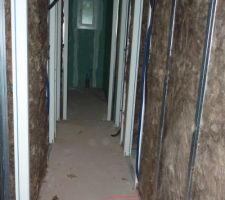 Couloir des chambres, au fond les toilettes.