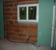 Détail d'une des fenêtres (cuisine) n'ayant pas encore reçue l'isolation de son mur le temps que l'electricien finisse de passer ses cables.