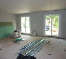 Le salon vu depuis le coin salle à manger.