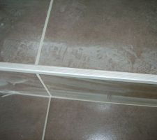 Rebords m&eacute;talliques anti-d&eacute;rapants sur les escaliers du vide sanitaire