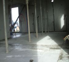 Les espaces entre les plaques formant la dalle ont été comblés.
