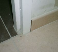 D&eacute;tail sur une plinthe o&ugrave; il manque un joint