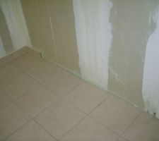 Alors l&agrave;, il n'y a pas de plinthe(chambre); est-ce un oubli, une erreur, un manque de matos???